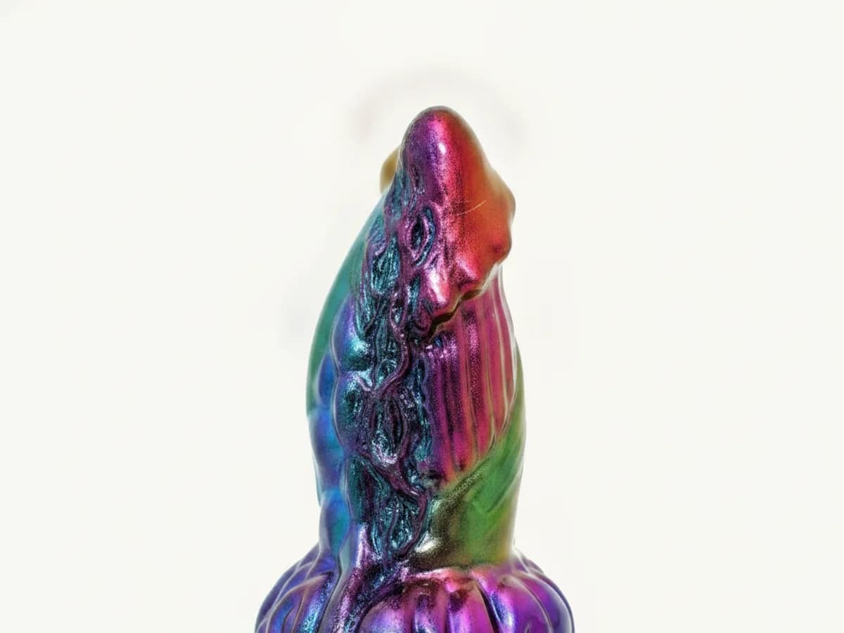 Silikon-Skulptur mit rindenartiger, moosbewachsener Oberfläche auf weissem Studiohintergrund