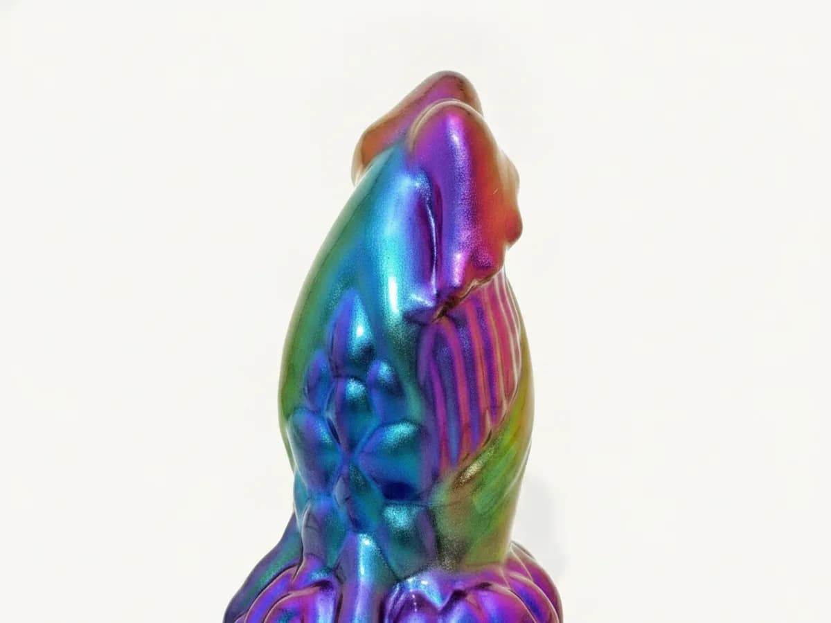 Kantig facettiertes skulpturales Silikon-Objekt auf weissem Studiohintergrund
