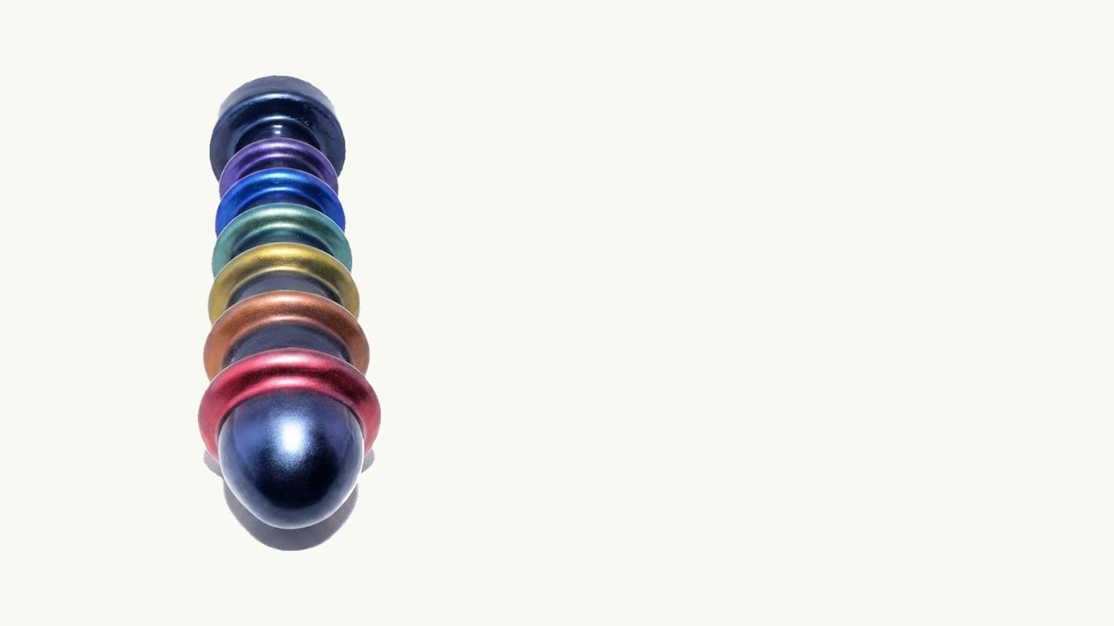 Stapel aus mehreren grossen, farbig lackierten Silikon-Ringen, echtes Betriebsfoto